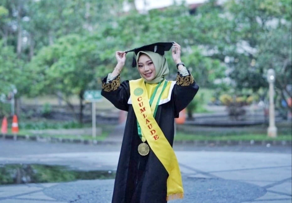 Tuntaskan S1 IPAcc, Modeong Wisudawan Termuda Raih Predikat Cumlaude