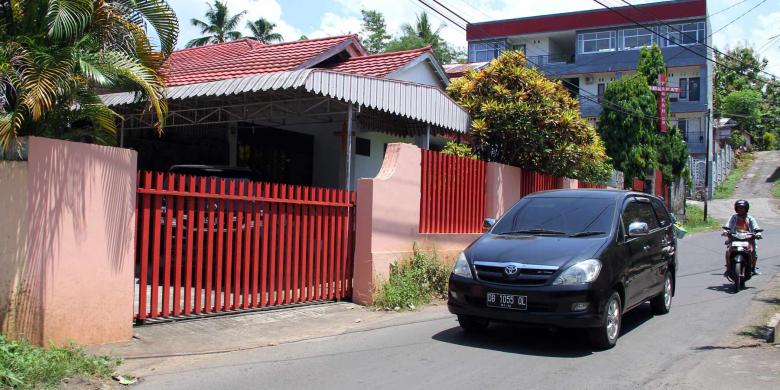 Delapan Orang Bejaga di Kediaman Olly Dondokambey