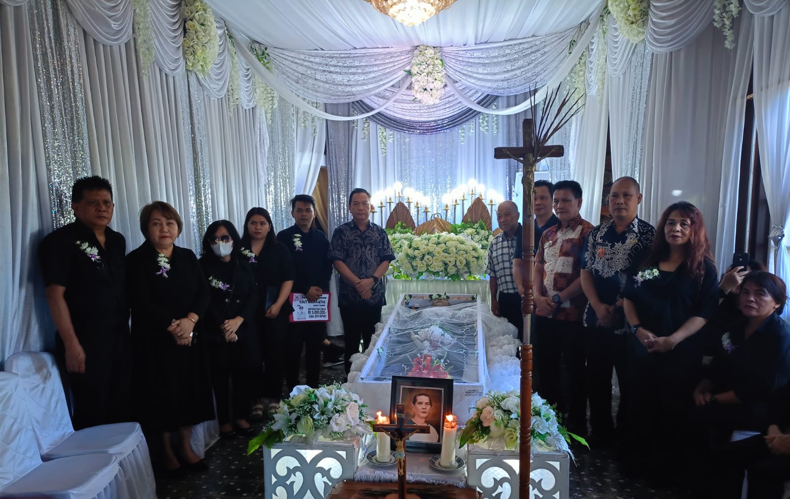 Caroll Melayat di Duka Keluarga Senduk-Setiawati