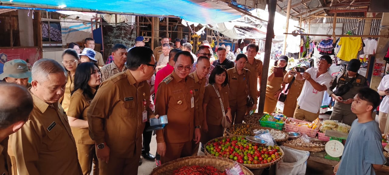 Pj Bupati Tendean Sidak Harga Bapok di Pasar Tondano