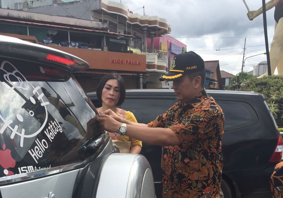 Peringati HAKI, Kejari Tomohon Bagikan Stiker Anti Korupsi