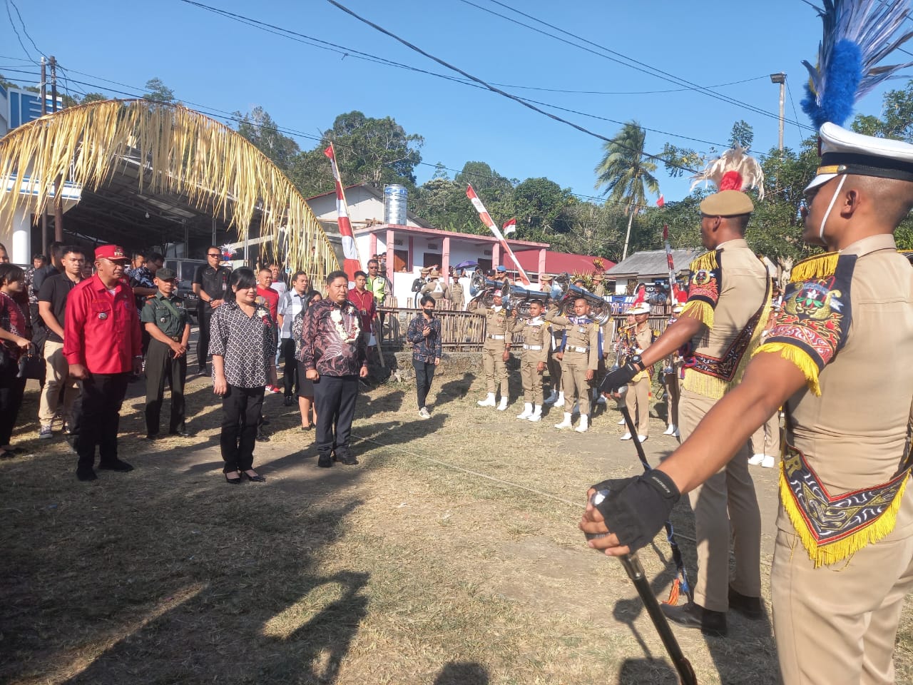 Drumband IPDN Hiasi Penjemputan Bupati Jemmy Kumendong di Kasuratan Remboken