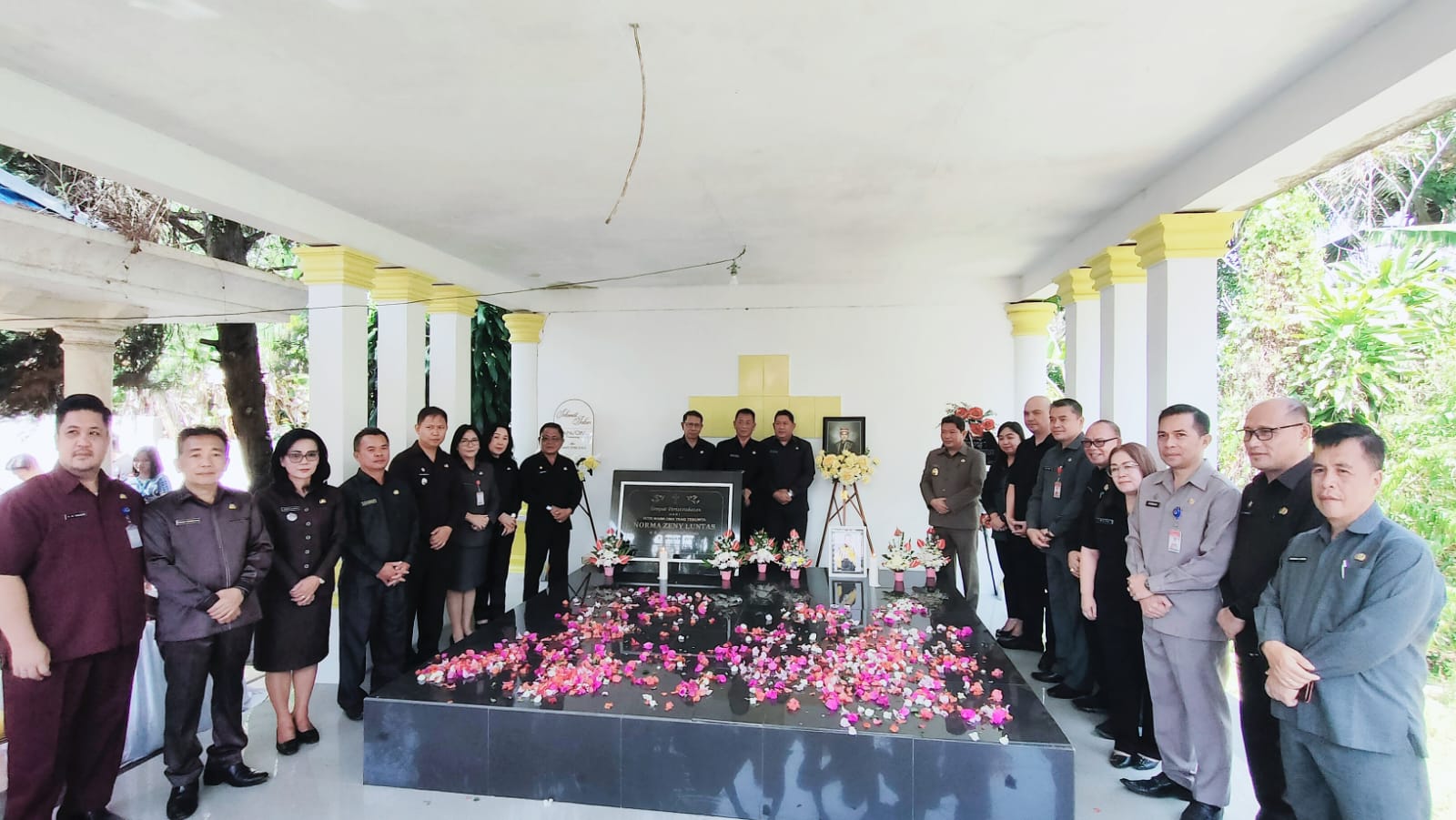 Hari Kedua, Pj Bupati Jemmy Kumendong Ziarah ke Makam Mantan Bupati Minahasa Vreeke Runtu dan Frits Sumampow