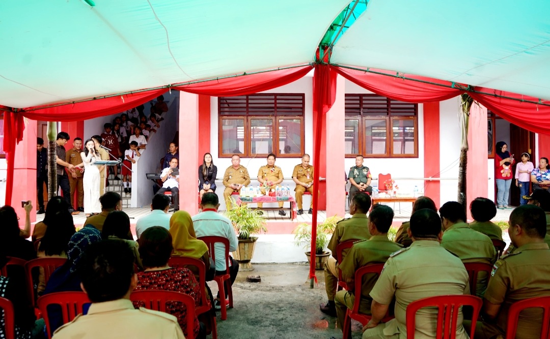 Bupati Jemmy Kumendong Resmikan Gedung SD Pineleng