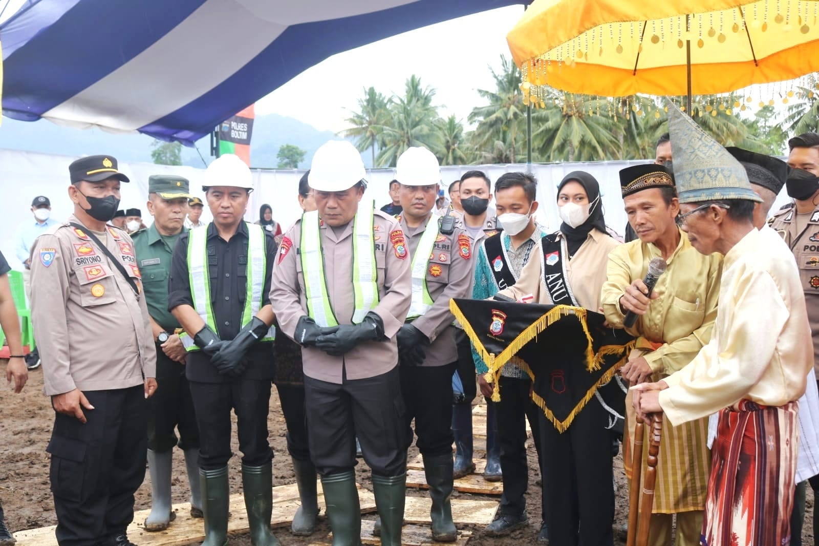 Didampingi Bupati Sachrul, Kapolda Sulut Letakkan Batu Pertama Pembangunan Mapolres Boltim