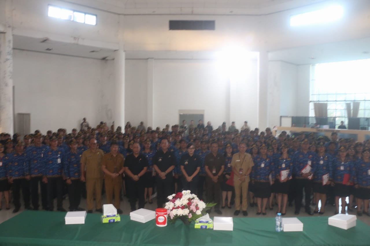 Caroll-Sendy Serahkan SK PPPK Pemkot Tomohon