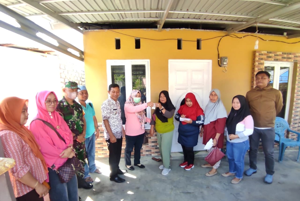 Cegah Penularan DBD, Puskesmas Kotabunan Bagikan Abate di Sejumlah Desa 