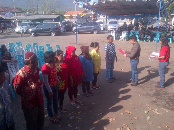 Lantik Tim Sukses Kecamatan Girian, Warga Acungkan ''Salam Dua Jari''