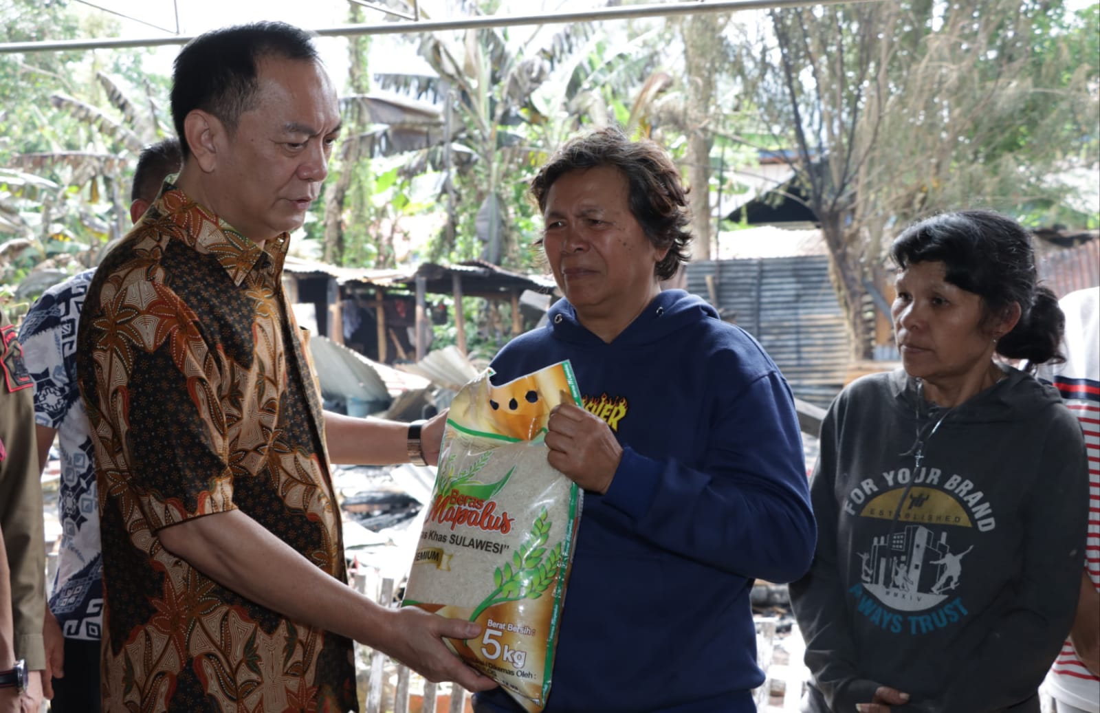 Wali Kota Tomohon Bantu Korban Kebakaran di Woloan