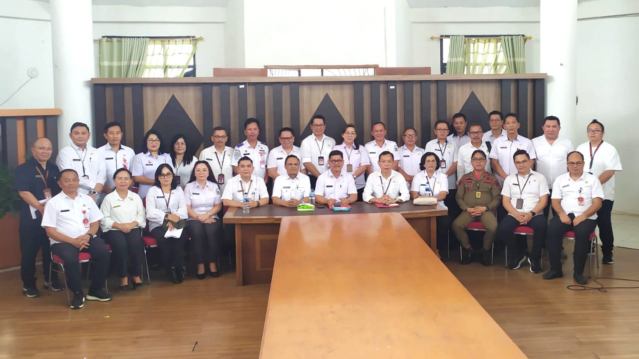 Perdana, Pjs Fereydy Kaligis Pimpin Rakorev Pemkot Tomohon