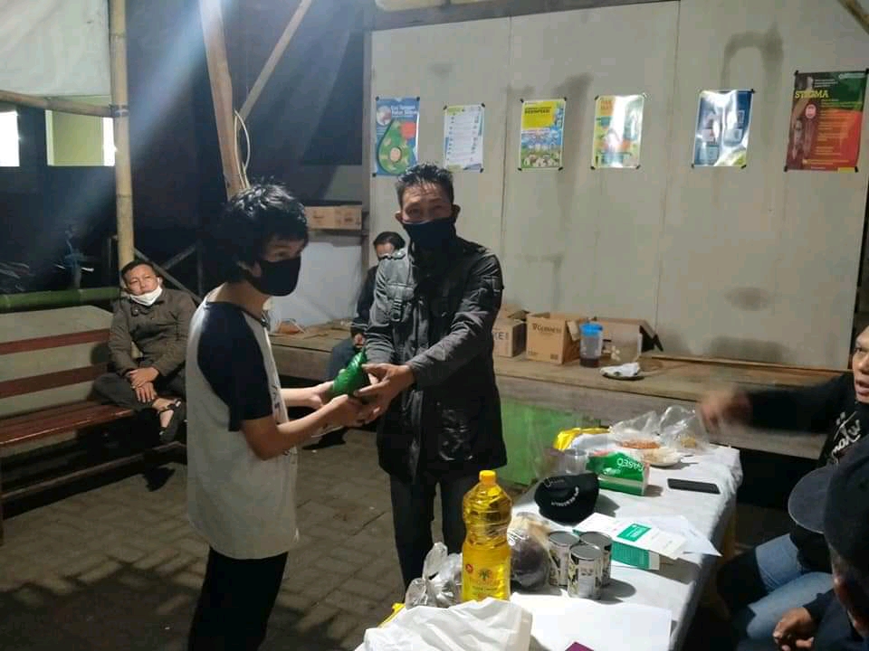 Bantu Warga Terdampak Covid-19, Pemuda Woloan Gunakan Tabungan Pribadi
