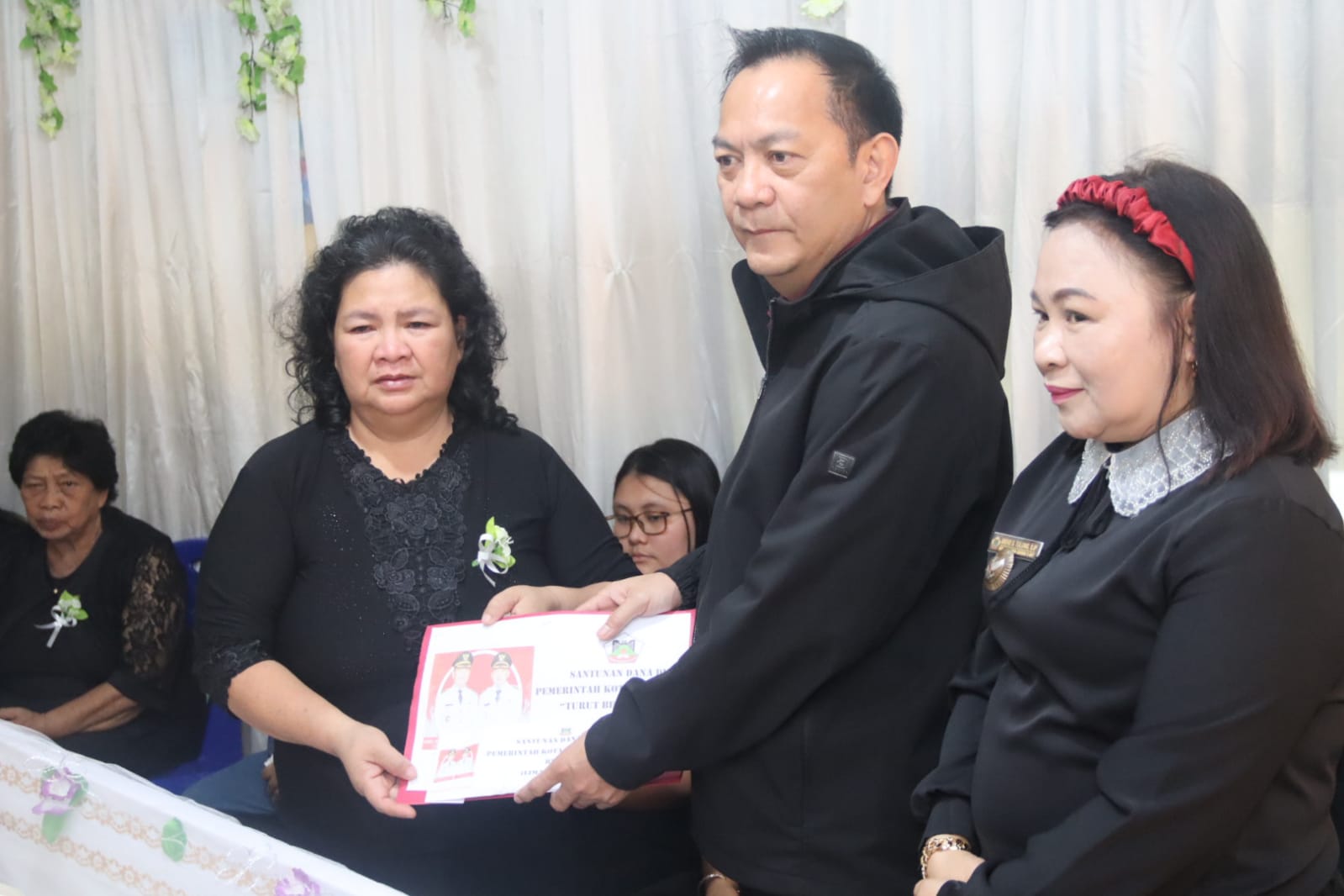 Caroll Serahkan Santunan Duka Keluarga Polii-Piay