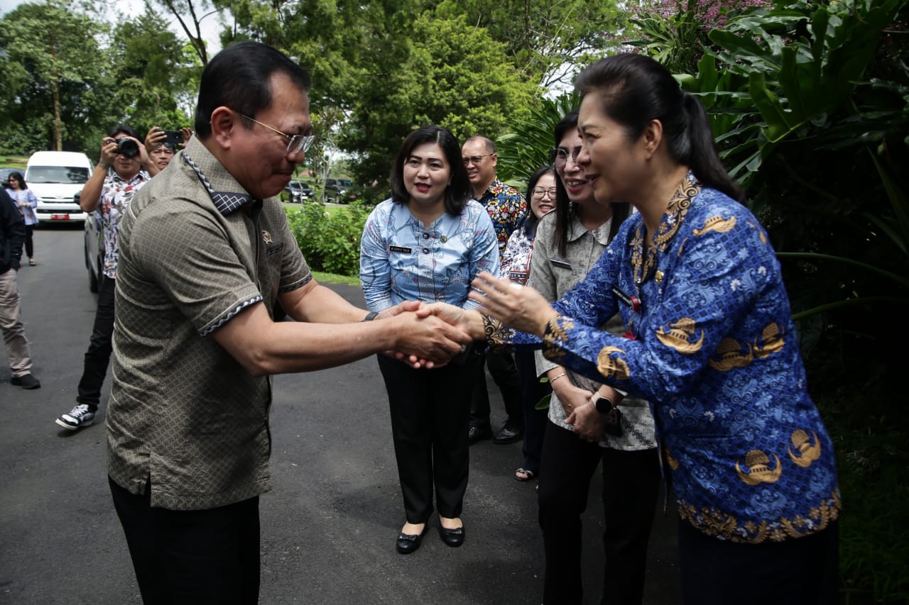 Jeand‘arc Karundeng Sambut dr. Terawan Sambangi Tomohon