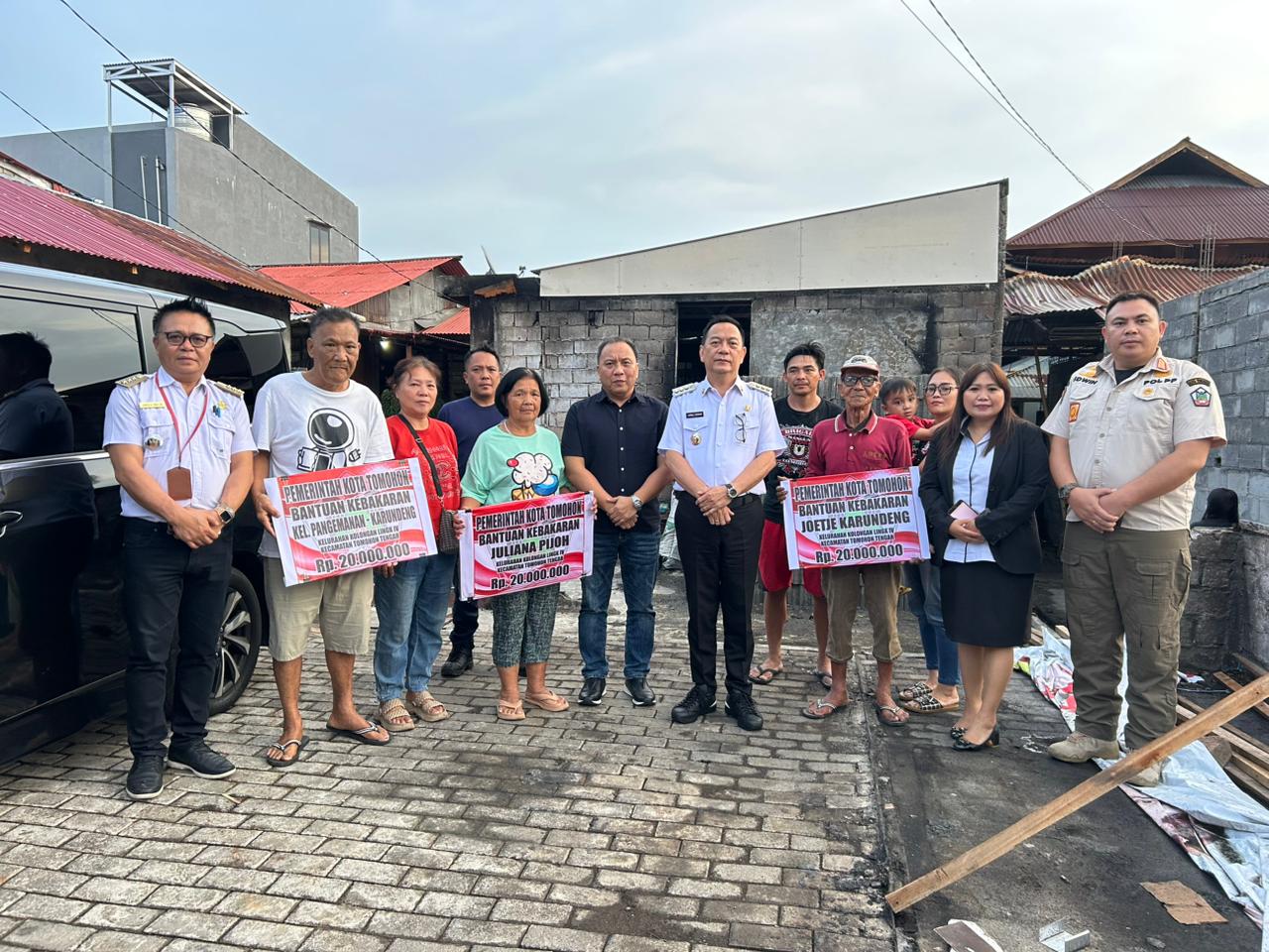 Caroll Senduk Serahkan Bantuan Untuk Korban Kebakaran