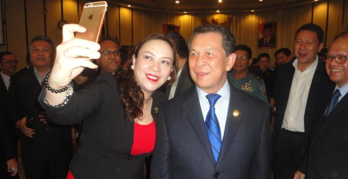 Eva Foto Selfie Dengan Gubernur