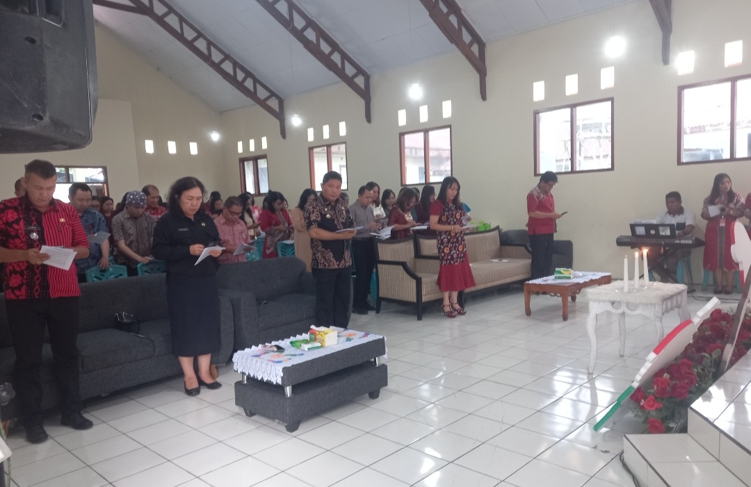 Pj Bupati Jemmy Kumendong Hadiri Ibadah Pra Natal Yesus Kristus RSUD Tondano 