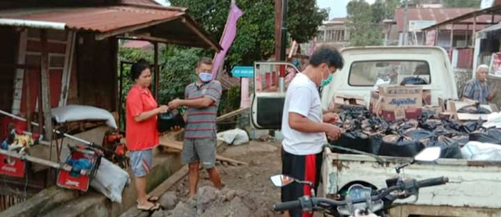 Manfaatkan Dana Desa, Pemdes Rumengkor Dua Salurkan Bantuan