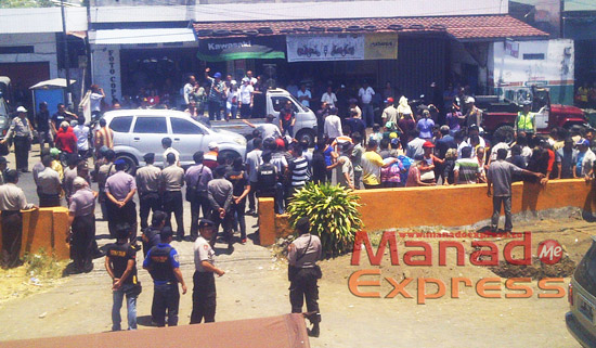 Kumtua dan Lurah Minsel Demo KPU
