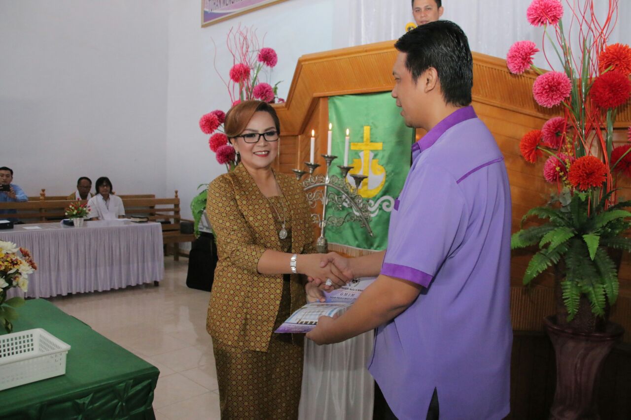 Sompotan Ketuai Panitia LTPR TOT Sinode GMIM