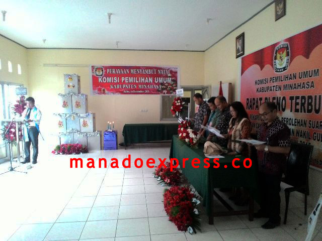 Kotak Suara Jadi Pohon Natal KPU Minahasa