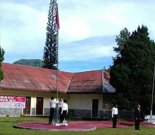 Semangat Tak Pernah Padam, Kampus Bersinar Kibarkan Merah Putih
