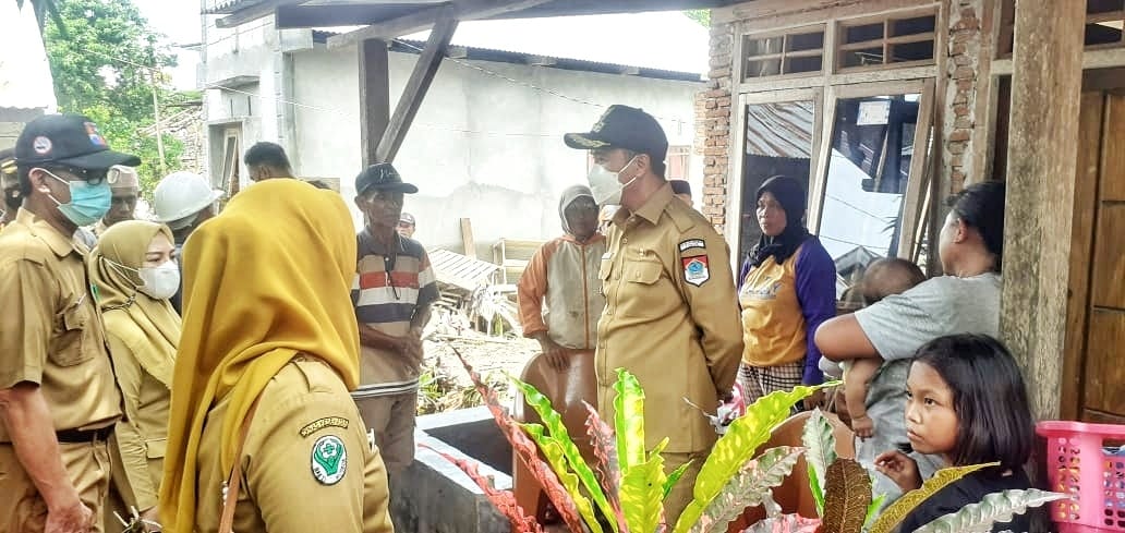Tinjau Lokasi Banjir di Motongkad, Bupati Sachrul Serahkan Bantuan Kepada Warga