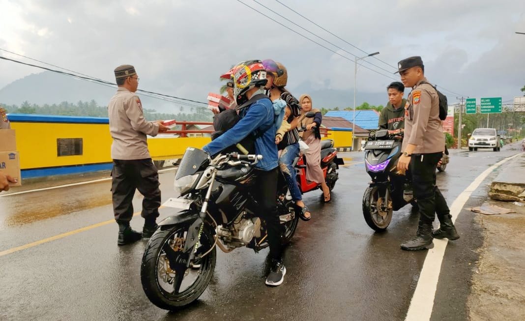 Bagi Ratusan Paket Takjil, Polres Sasar Pengguna Jalan Ibu Kota Boltim 