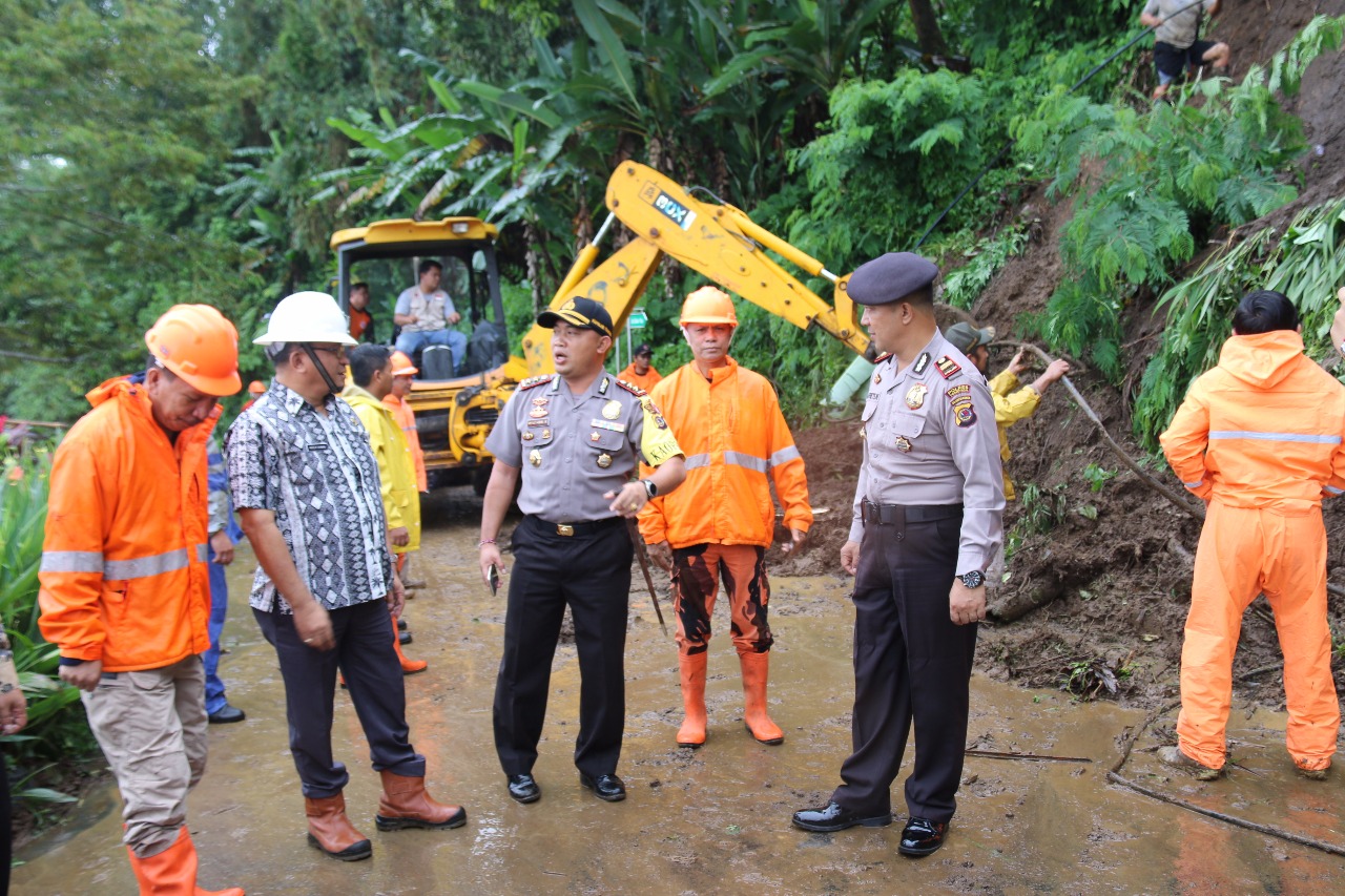 Sekdakot Tinjau Lokasi Longsor