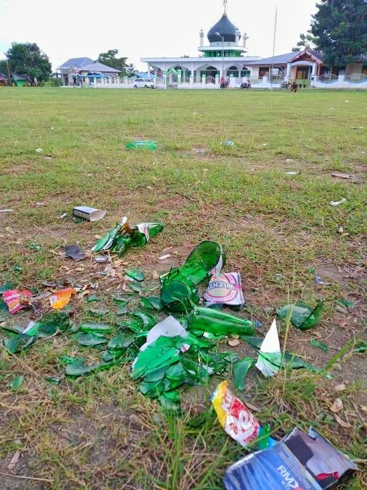 Pecahan Botol Miras Hiasi Lapangan Bogani