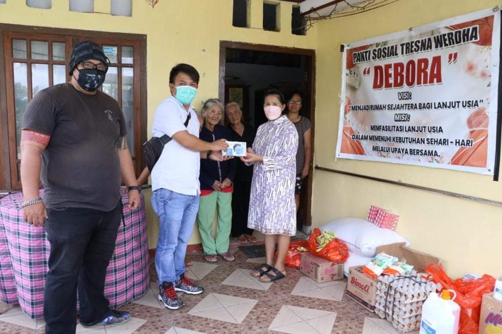 Syukur HUT ke-64, Wabub Robby Dondokambey Berdiakonia di Sejumlah Panti