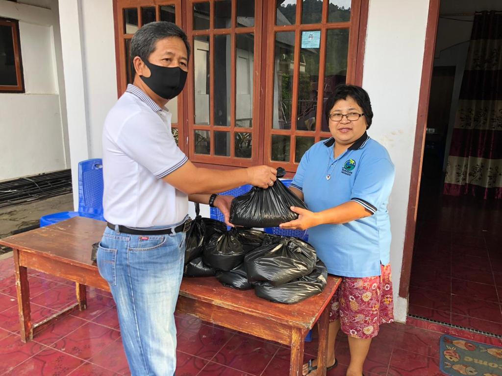 Peduli Masyarakat Terdampak Covid-19, Pendeta Rembang Terus Salurkan Bantuan