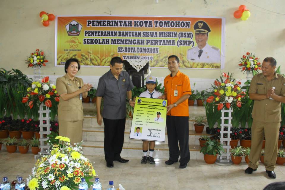 Walikota Tomohon Serahkan Bantuan Kepada Siswa SMP Yang Kurang Mampu.
