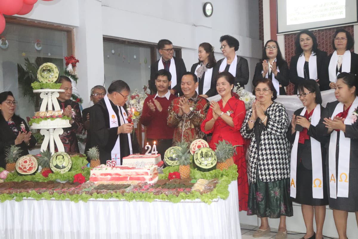 Caroll Ikuti Ibadah HUT GMIM Kakaskasen Bait-El