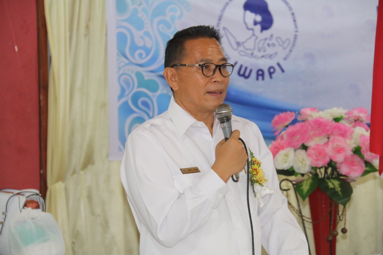 Eman Hadiri Pelantikan IWAPI Tomohon