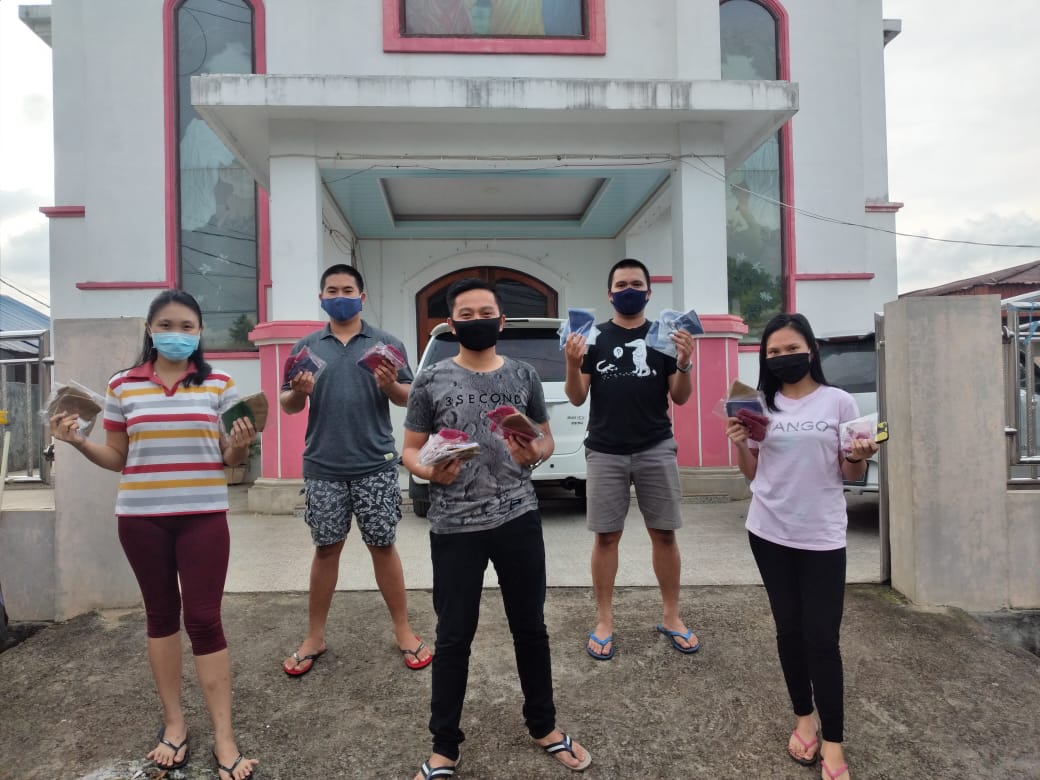 Tergerak Hati, Pemuda Riedel Kembes Bagikan Ratusan Masker ke Warga 