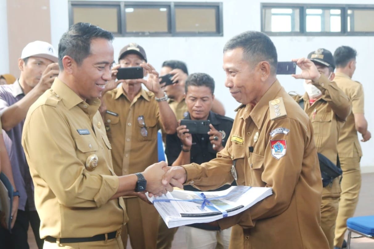 Bupati Sachrul Serahkan DHKP dan SPPT PBB-P2 Tahun 2022