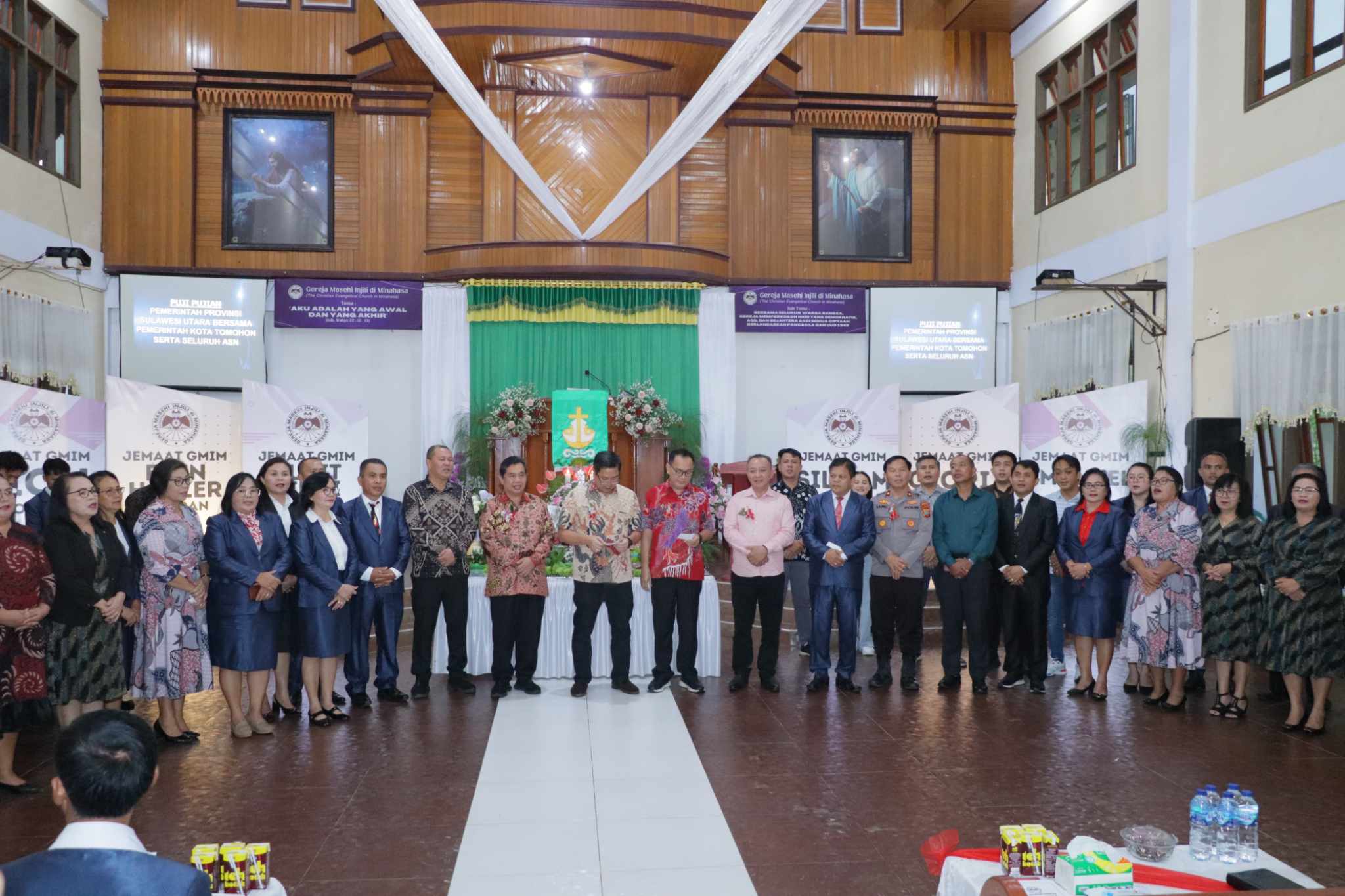 Caroll Dampingi Wagub Hadiri HUT GMIM Wilayah Tomohon Dua