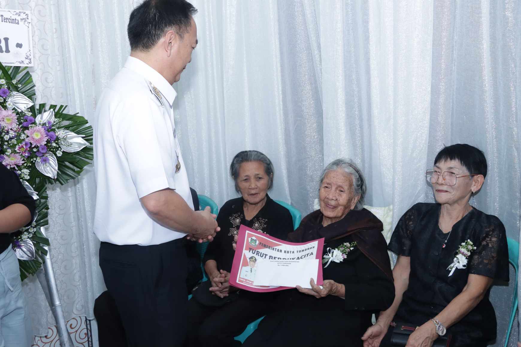 Caroll Serahkan Santunan Duka Keluarga Wangkar-Lengkong