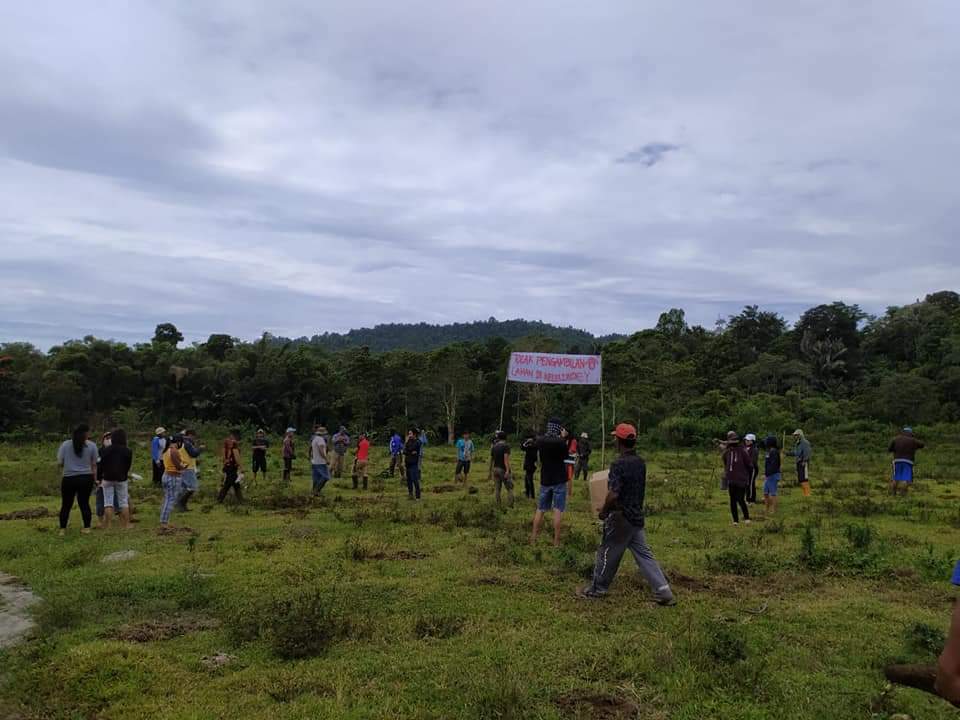 Diiringi Lagu Adat Minahasa, Petani Kelelondey Rebut Kembali Lahan dari TNI