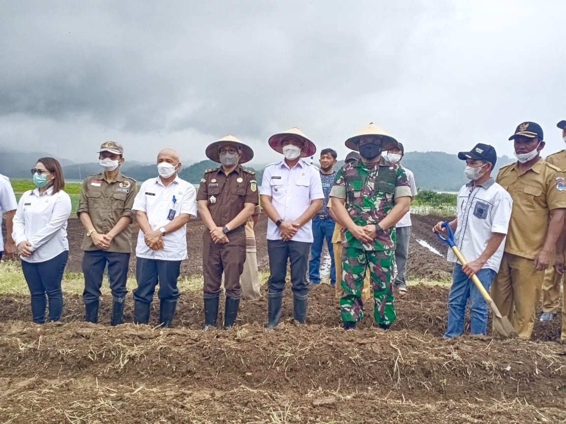Bupati Sachrul Serahkan Sertifikat Tanah