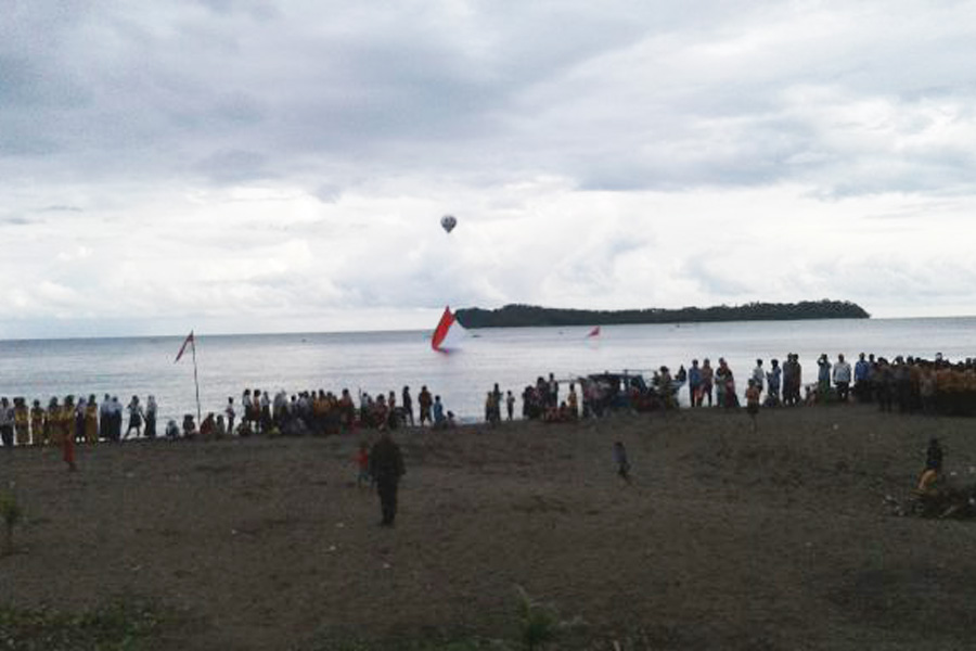 Boltim Kibarkan Merah Putih Raksasa di Bawah Laut