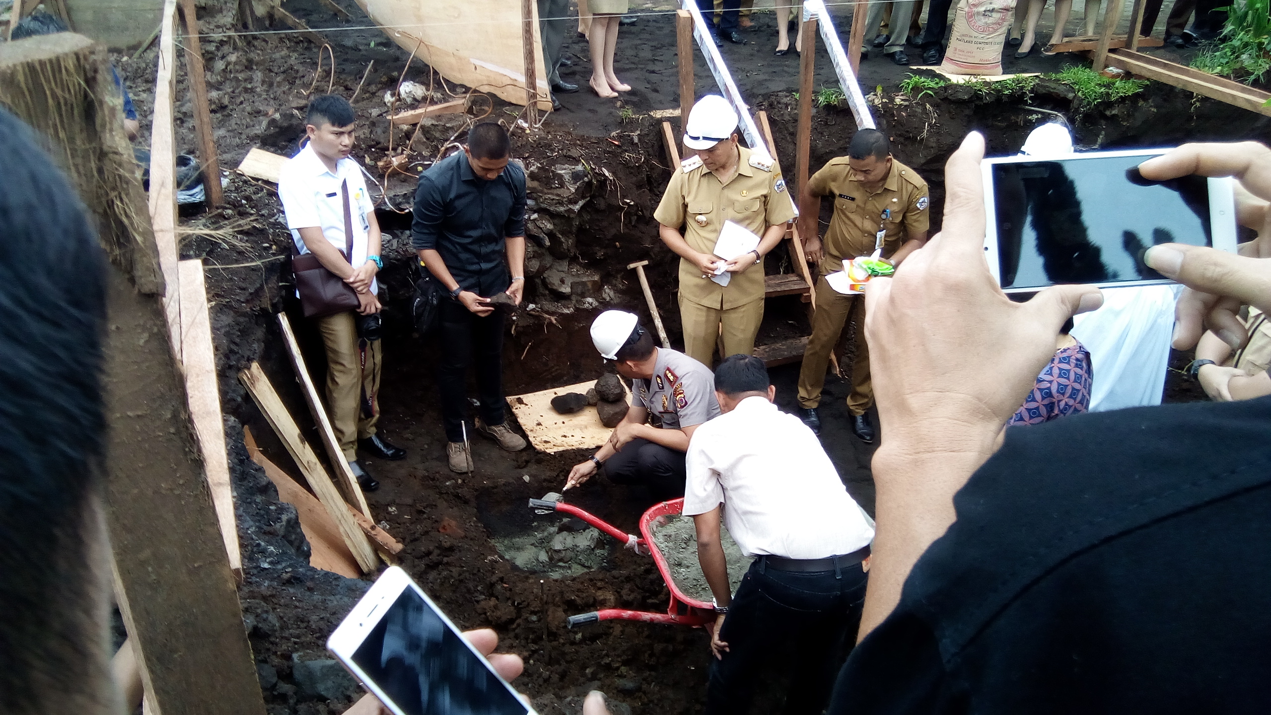 Letakan Batu Pertama, Eman: Menara Alfa Omega Lambang Kerukunan