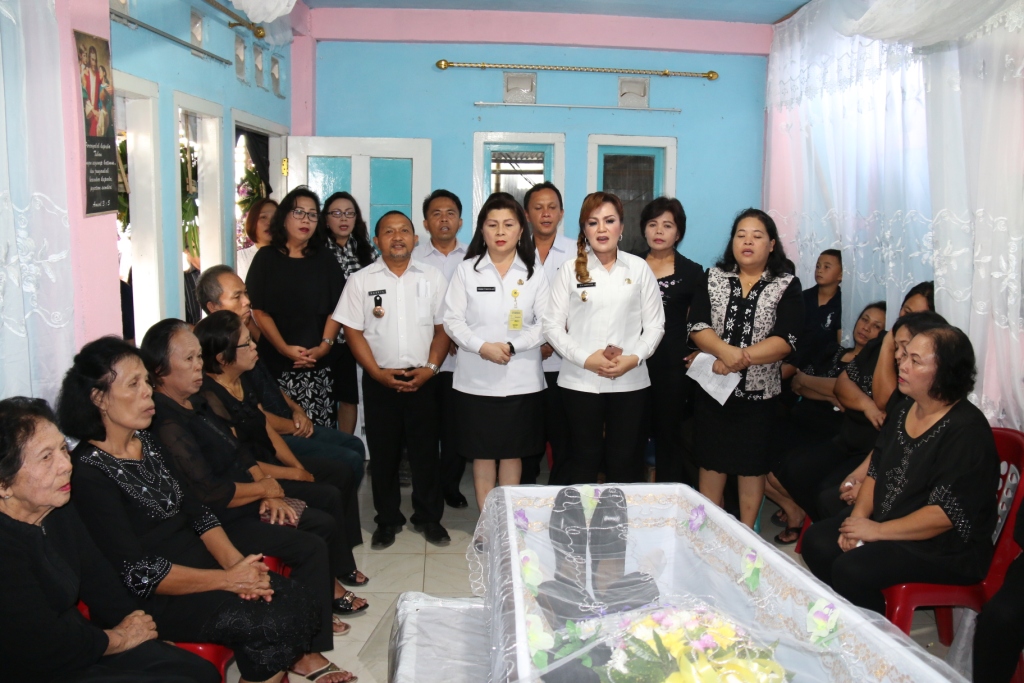 Hadiri Pemakaman Warganya, Sompotan: Mandagi Patut Diteladani