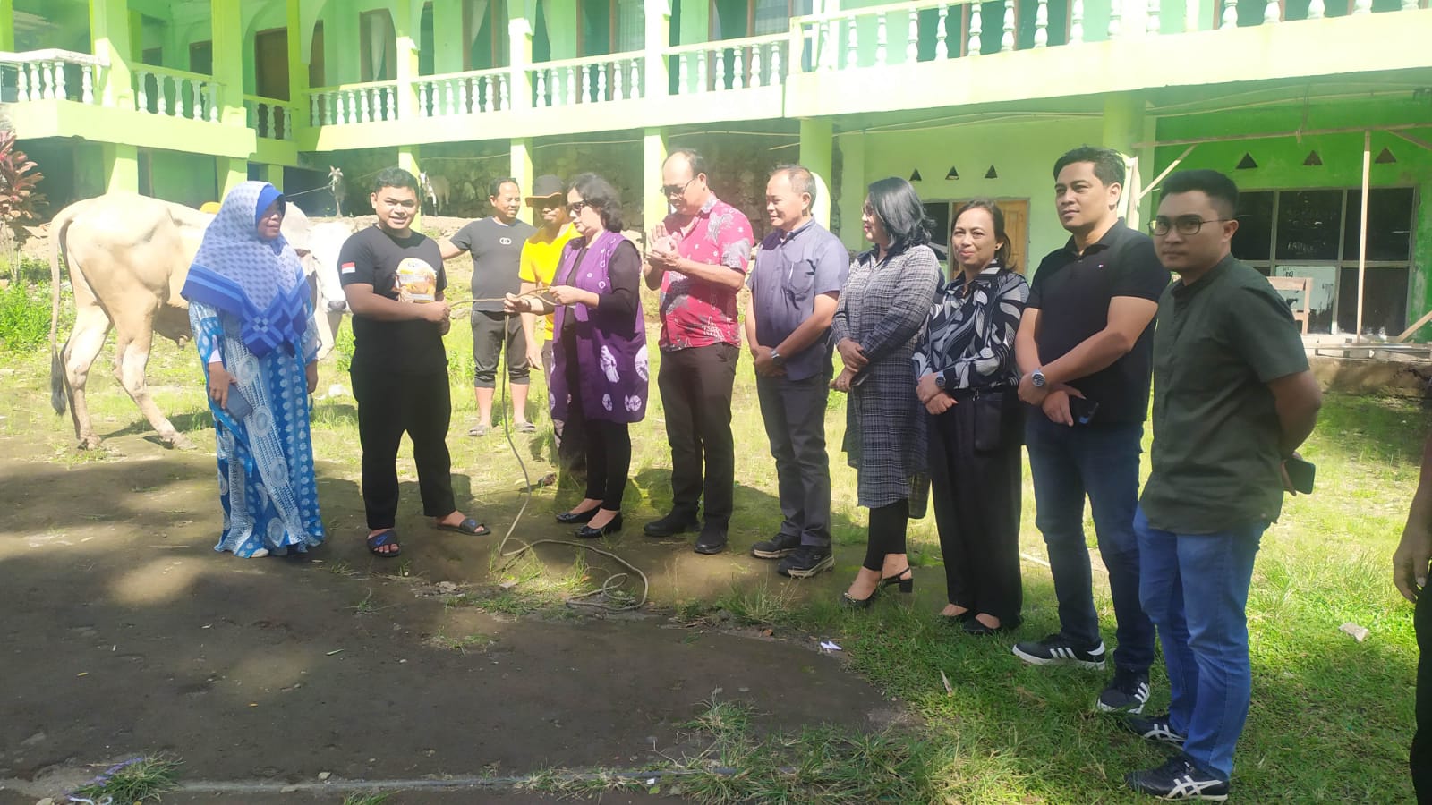Pemkot Serahkan Hewan Kurban di Masjid At Taqwa Kinilow