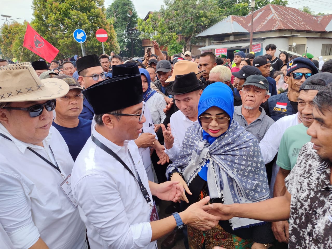 Menuju Pilkada Boltim, Lautan Manusia Iringi Paslon ARUS Daftar ke KPU 