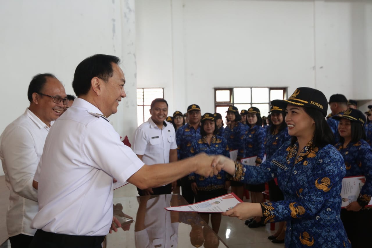 Walikota Caroll Serahkan SK P3K Kota Tomohon 