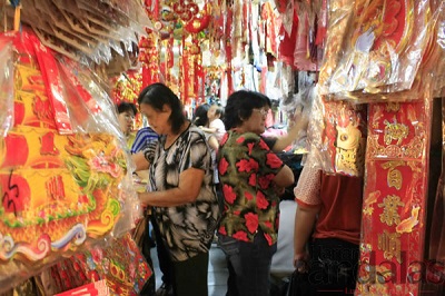 Pedagang Pernak-Pernik Imlek Marak