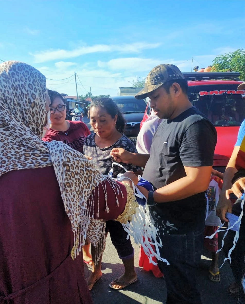 Bagikan Masker, Legislator Boltim Ingatkan Bahaya Covid-19 