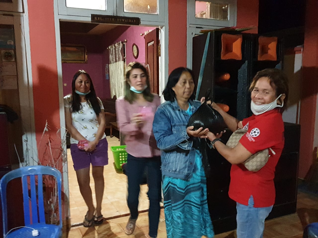 Joune Ganda Bagikan Sembako Untuk Lansia di Desa Tumaluntung