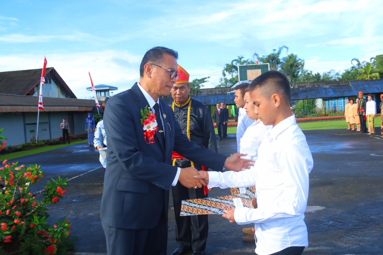 Eman Serahkan Remisi Warga Binaan di LPKA Tomohon
